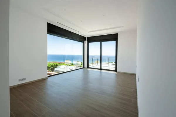 Leeres Zimmer Mit Großen Panoramafenstern Mit Blick Auf Das Meer — Stockfoto