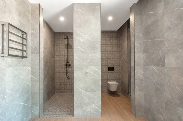 Moderno Bagno Con Doccia Grigio Bagno Con Doccia Senza Vassoio — Foto Stock