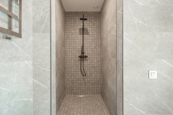 モダンなグレーのシャワールーム トレイなしのシャワールーム 天然素材でタイル張りの壁 — ストック写真