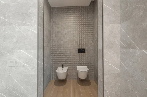 현대의 샤워실 쟁반없는 재료로 뒤덮인 — 스톡 사진