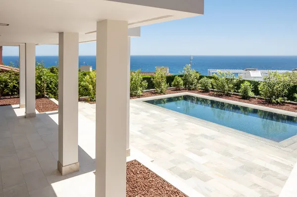 Schöner Pool Mit Blick Auf Das Meer Bodenfliesen Rutschfest — Stockfoto