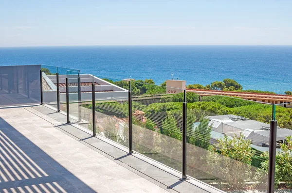 Havsutsikt Från Stor Terrass Med Glasdelning Royaltyfria Stockfoton
