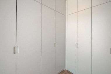 Doldurulmuş gardırop tasarımı. Açık kapılı, içi boş gardıroplar. Yeni ev, boş odalar.. 