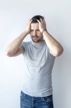 Şiddetli baş ağrısı, stres, gerilim ve migrenden muzdarip genç adamın portresi. Üzgün ve stresli genç adam. 