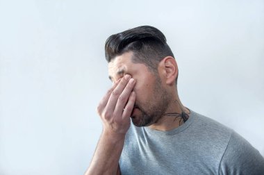 Şiddetli baş ağrısı, stres, gerilim ve migrenden muzdarip genç adamın portresi. Üzgün ve stresli genç adam. 