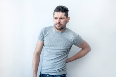 Sırt ağrısı çeken bir adam..