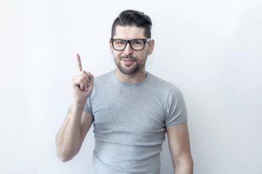Gözlüklü adamın parmağıyla kamerayı işaret edip ona baktığını düşünmek. Parlak fikir, yaratıcı fikirler ve yenilik teknolojisi kavramı.. 