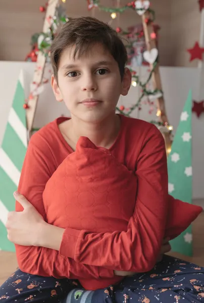 Garçon Dans Maison Dans Les Vêtements Noël Étreignant Oreiller Regardant — Photo