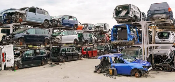 Alte Rostige Und Zerquetschte Autos Auf Dem Schrottplatz Autorecycling Ökologisches — Stockfoto