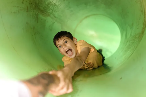 Der Junge Hält Die Hand Seines Vaters Nicht Fallen Unterstützung — Stockfoto