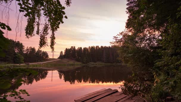 Time lapse 4K Nature video footage Niesamowite światło natury Krajobraz Wschód słońca lub zachód słońca nad jeziorem z odbiciem w wodzie wokół stawu w godzinach porannych Niesamowite krajobrazy — Wideo stockowe