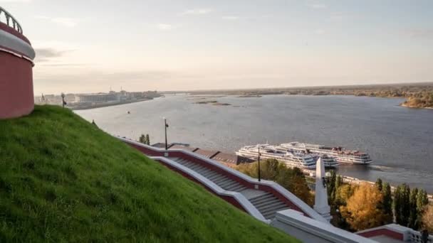 Nizhny Novgorod, terraplén de Nizhnevolzhskaya, hiperlapso del terraplén con una vista de la ciudad y la pared del Kremlin, el brazo del Volga, flecha de Nizhny Novgorod — Vídeos de Stock