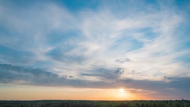 Gyönyörű Esti Naplemente Időeltolódás Különböző Szintű Felhők Mozgása Lenyugvó Nap — Stock videók