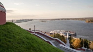 Nizhny Novgorod, Nizhnevolzhskaya seti, şehrin manzarası ve Kremlin duvarı, Volga kolu, Nizhny Novgorod oku olan setin aşırı hızlanması.