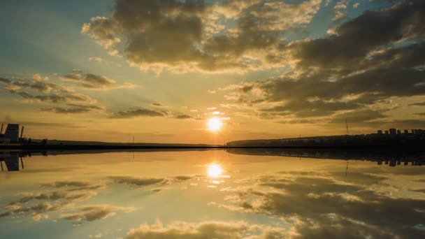 Wunderschöne Wolkenlandschaft und Sonnenuntergang, der durch die Wolke über der Reflexion des Sees bricht. Gottes Strahlen, auch Crepuscular Strahlen genannt, strömen durch Lücken in den Wolken. Zeitraffer 4k — Stockvideo