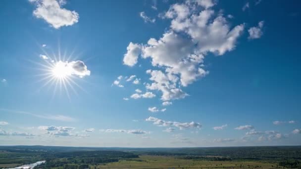 Bela paisagem nublada no lapso de tempo de verão. Céu azul com nuvens 4K. Maravilhoso tempo de verão. O sol brilha através das nuvens. Nuvens estão flutuando no céu. Pôr do sol — Vídeo de Stock