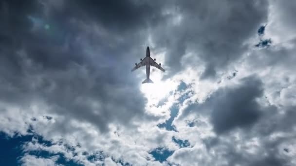 Yakın plan 4K hızlandırılmış mavi güneşli gökyüzünde beyaz büyük bulutların videosu. Yaz mavi bulutlu gökyüzü zaman atlaması. Bulutların arasında bir uçak uçurmanın etkisi, video döngüsü — Stok video