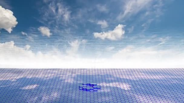 Futuristische achtergrond bestaande uit Time lapse clip van witte pluizige wolken boven de blauwe hemel en hun reflectie — Stockvideo