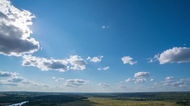 Piękny zachmurzony krajobraz w okresie letnim upływa. Niebieskie niebo z chmurami 4K. Wspaniała letnia pogoda. Słońce świeci przez chmury. Chmury unoszą się na niebie. Zachód słońca — Wideo stockowe