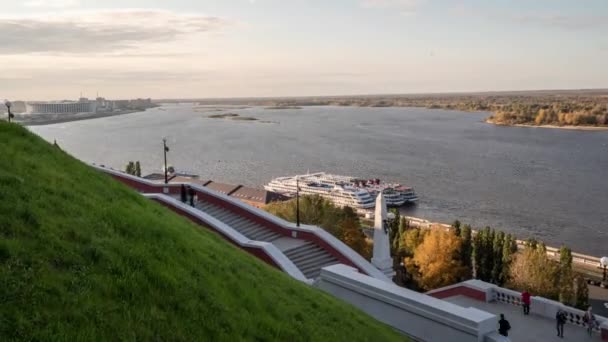 Nizjni Novgorod, Nizjnevolzjskaja dijk, hyperlapse van de dijk met uitzicht op de stad en de Kremlin muur, de Wolga arm, Nizjni Novgorod pijl — Stockvideo