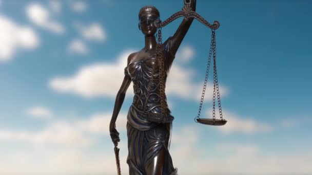 La statua della giustizia si gira sullo sfondo di nuvole che si muovono attraverso il cielo blu. — Video Stock