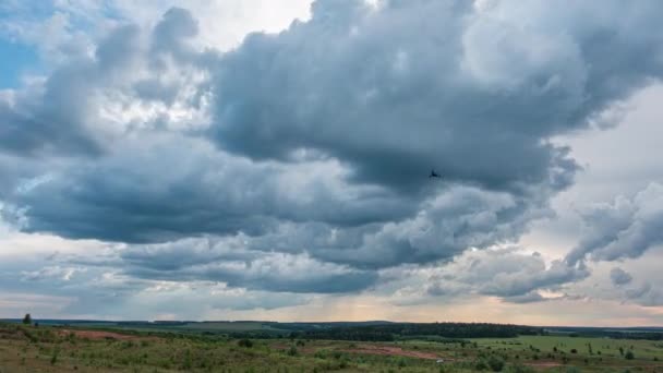 Close-up 4K time lapse video bílých velkých mraků na modré slunné obloze. Letní modrá zatažená obloha se krátí. Efekt létání letadlem přes mraky, video smyčka — Stock video