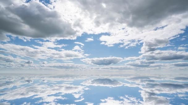Modrá obloha bílé mraky. Nadýchaný bílý mrak. Cumulus cloud nature timelapse. Letní modrá obloha vypršela. Přírodní modrá obloha pozadí. Měkký bílý mrak přírody. Cloud time lapse příroda pozadí 4K. — Stock video