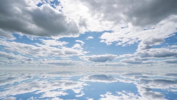 Niebieskie niebo białe chmury. Puszysta puszysta biała chmura. Cumulus chmura natura timelapse. Czas letni błękitne niebo upływa. Natura niebieskie tło nieba. Miękka biała chmura. Cloud time lapse charakter tło 4K. — Wideo stockowe