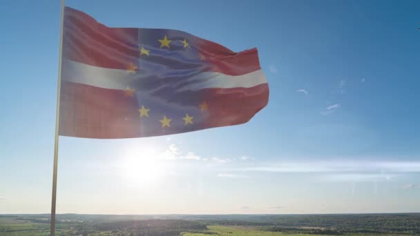 Slow motion av flaggan för Europeiska unionen och staterna i Europeiska unionen mot bakgrund av en vacker molnig himmel och solnedgång tid förflutit — Stockvideo