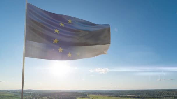 Slow motion av flaggan för Europeiska unionen och staterna i Europeiska unionen mot bakgrund av en vacker molnig himmel och solnedgång tid förflutit — Stockvideo