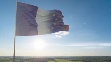 Avrupa Birliği bayrağının ve Avrupa Birliği üyelerinin bayrağının yavaş hareket etmesi güzel bulutlu bir gökyüzü ve günbatımının zaman aşımına karşı