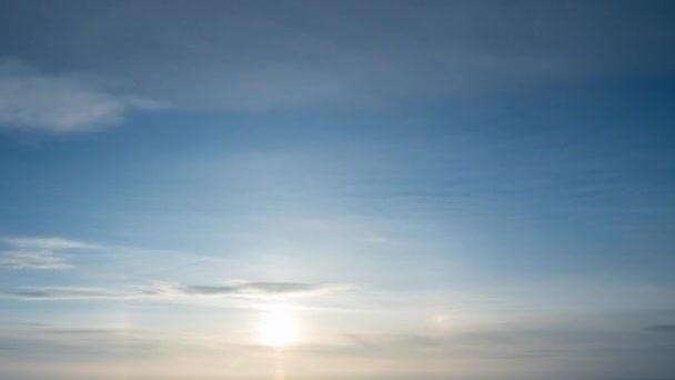Time lapse sunrise beach Australia. Nuvole veloci nel cielo. Time-lapse di nuvole volanti veloci nel cielo. Il grande sole sorge da dietro le nuvole. — Video Stock