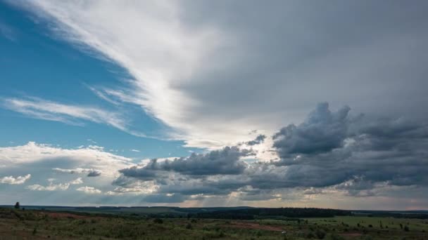 Natur Umwelt Dunkel riesige Wolkenhimmel schwarz stürmische Wolkenbewegung groß stürmisch regen Tag Gewitterwolken tanzen Panorama Horizont Zeitraffer blaue Wolke bewegt Sauerstoff Sturm Riese bewegt sich schnell Filmzeit — Stockvideo