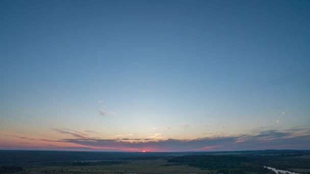 Luchtfoto van hoog panoramisch uitzicht bij zonsondergang. Mooie wolken blauwe lucht, zon gloeiende wolk, achtergrond Lucht, 4K, de zon schijnt door de wolken bij zonsondergang — Stockvideo