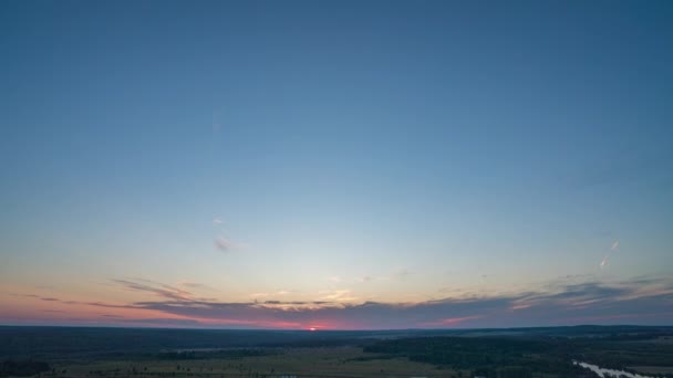 Escena aérea de alta vista panorámica al atardecer. Hermosas nubes cielo azul, sol resplandor nube, fondo cielo, 4K, el sol brilla a través de las nubes al atardecer — Vídeos de Stock