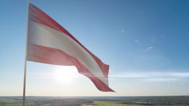 Mouvement lent du drapeau de l'Union européenne et des États membres de l'Union européenne sur fond de beau ciel nuageux et de coucher de soleil — Video