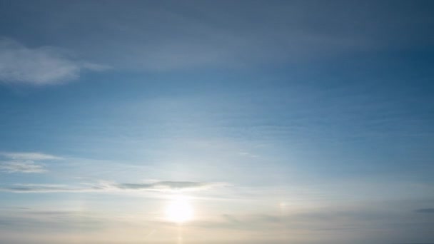 Time lapse zonsopgang strand Australië. Wolken snel in de lucht. Tijdsverloop van snel vliegende wolken in de lucht. De grote zon komt op van achter de wolken. — Stockvideo