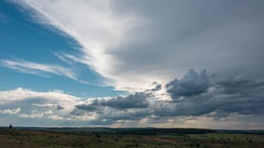 Doğa Çevresi. Büyük kara bulut hareketi. Büyük fırtınalı yağmur günü. Fırtına bulutları dans ediyor, panorama ufku.