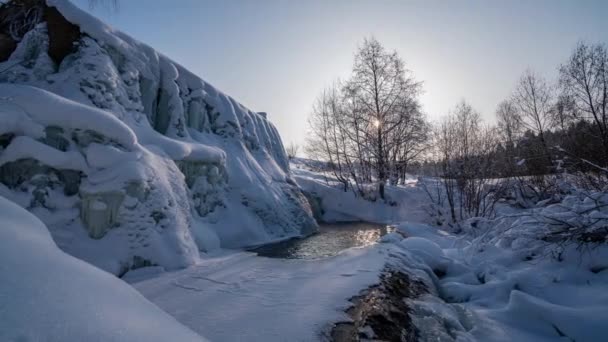 Bellissimo paesaggio invernale, il movimento del sole attraverso un albero in inverno, una cascata ghiacciata, 4k, time lapse — Video Stock