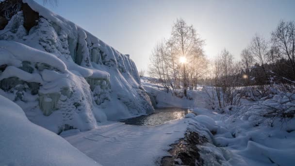 Bellissimo paesaggio invernale, il movimento del sole attraverso un albero in inverno, una cascata ghiacciata, 4k, time lapse — Video Stock