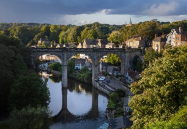 Knaresborough, İngiltere - 27 Eylül 2021: Knaresborough 'daki Nidd nehri üzerindeki viyadük, Harrogate Borough, İngiltere' deki bir pazar ve spa kasabası.