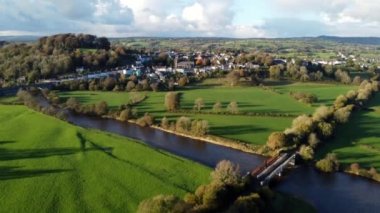 Editör Llandeilo, İngiltere - 02 Kasım 2021: Towy nehri Carmarthenshire, Güney Galler, İngiltere 'deki Llandeilo kasabasından akar.