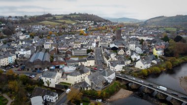 Editör Brecon, İngiltere - 19 Kasım 2021: Güney Galler U 'daki Brecon Beacons' un en üst sınırındaki bir pazar kasabası olan Brecon 'un insansız hava aracı görüntüsü