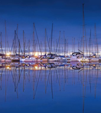 Sabah erkenden yatın direğinde Tawe Nehri ve Swansea Marina, Güney Galler, U