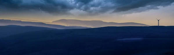 Nubes Oscuras Amenazantes Sobre Montaña Negra Gales Del Sur Reino — Foto de Stock
