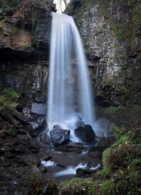 Melincourt 'un soğuk suyu, Güney Galler' in en yüksek ikinci şelalesi Neath, İngiltere yakınlarındaki Resolven 'de.