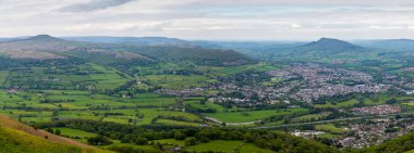 Abergavenny, Güney Galler 'deki Skirrid ve Sugar Loaf dağlarının Panoraması, U