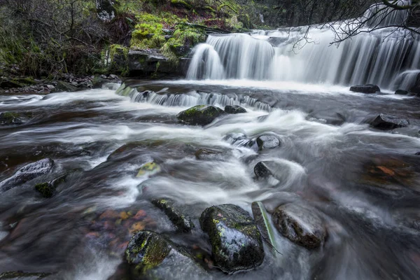 Een Lange Blootstelling Rotsen Bezaaid Watervallen Bij Blaen Glyn Een — Stockfoto