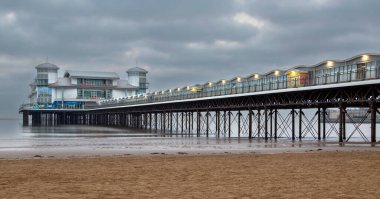 Editoryal Western-super-mare; İngiltere - 18 Nisan 2022: The Grand Pier on the beach at Western-super-Mare, North Somerset, İngiltere U