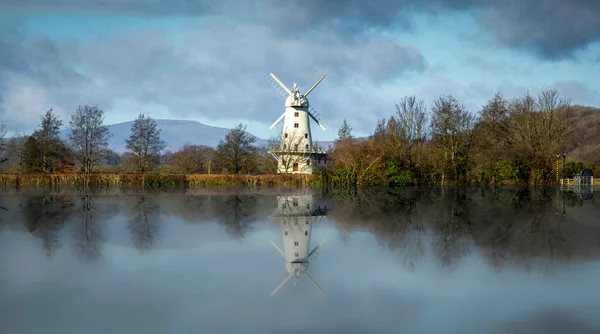 编辑Llancayo April 2022 Perfect Reflection Llancayo Windmill Waterlogged Field Monmouthshire — 图库照片